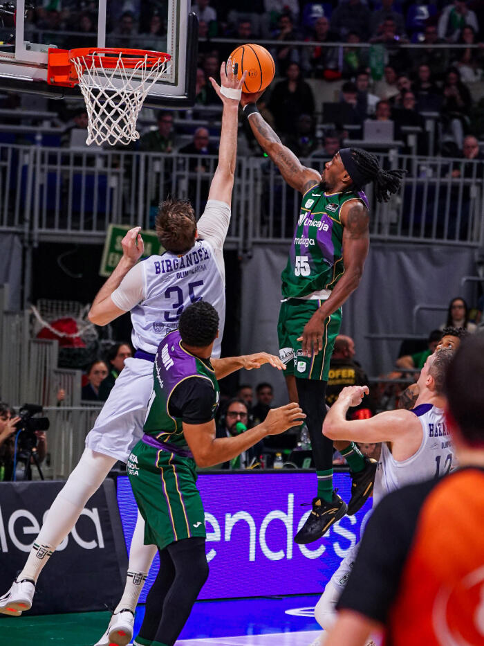 Kendrick Perry anota una bandeja