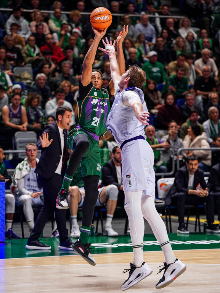 Augustin Rubit lanza a una pierna