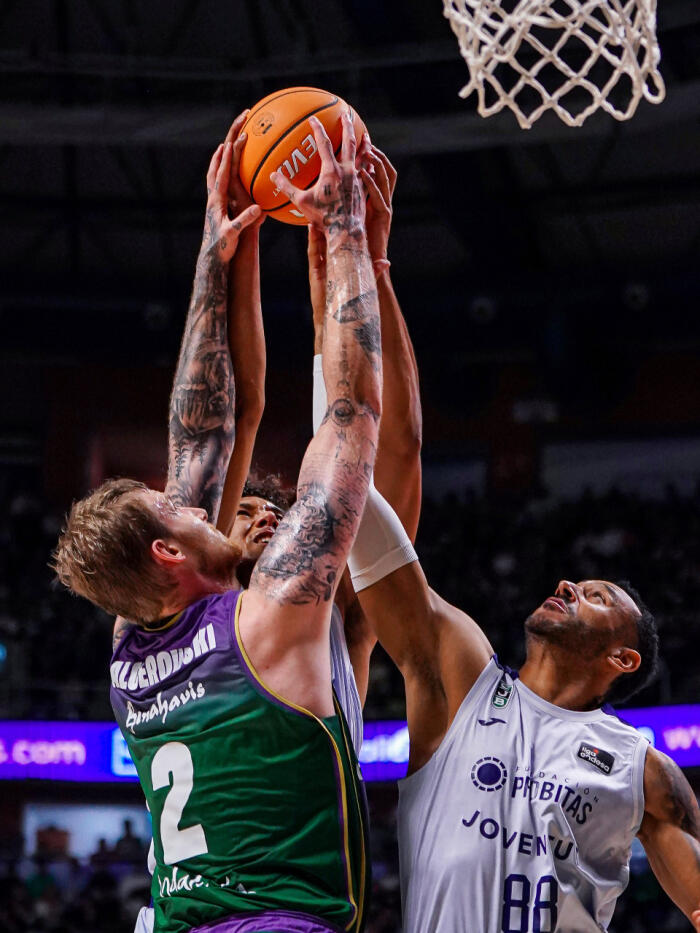 Lucha por el rebote entre Olek Balcerowski, Hanga y Kraag