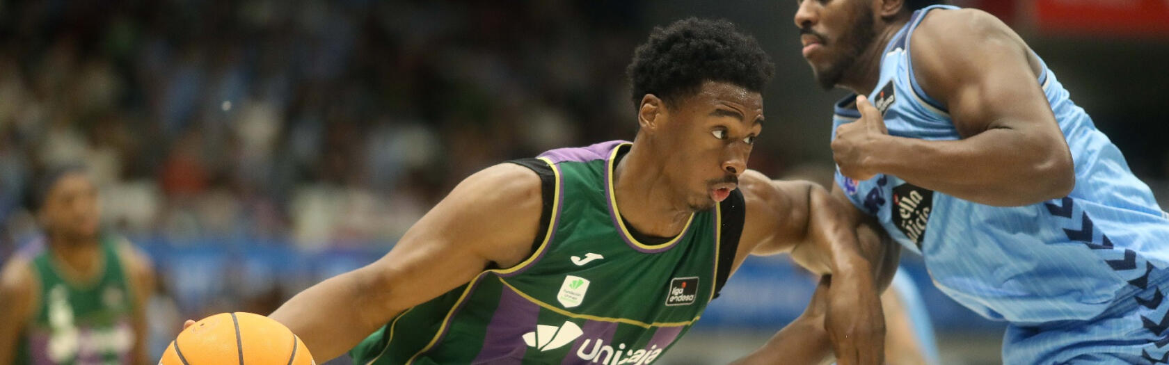 Chase Audige trata de desbordar a su par.