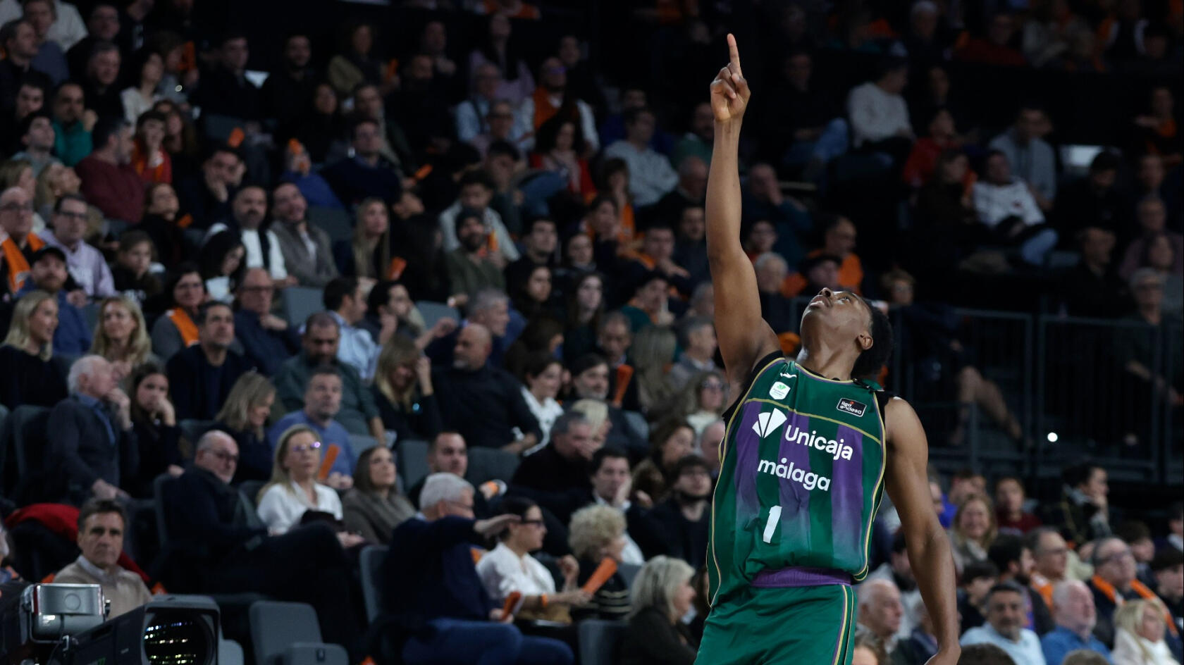 Unicaja storms the Roig Arena (70-76)