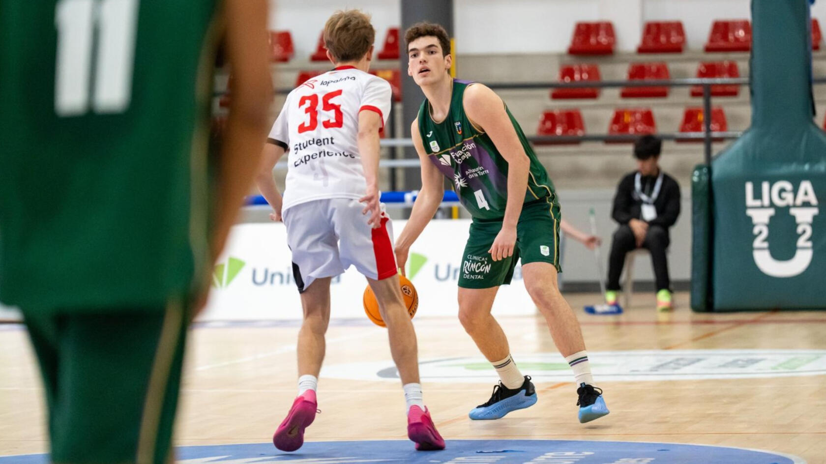 Strong debut in Group B (94-72)