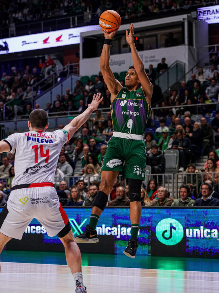 Tyson Pérez lanza a canasta a la media vuelta