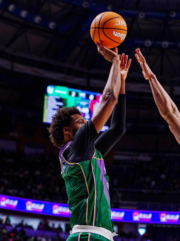 James Webb III lanza ante el intento de tapón de Luka Bozic
