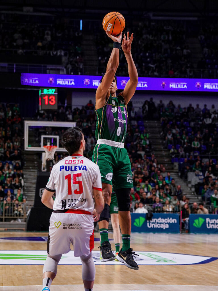 Tyson Pérez hace un lanzamiento frontal a canasta