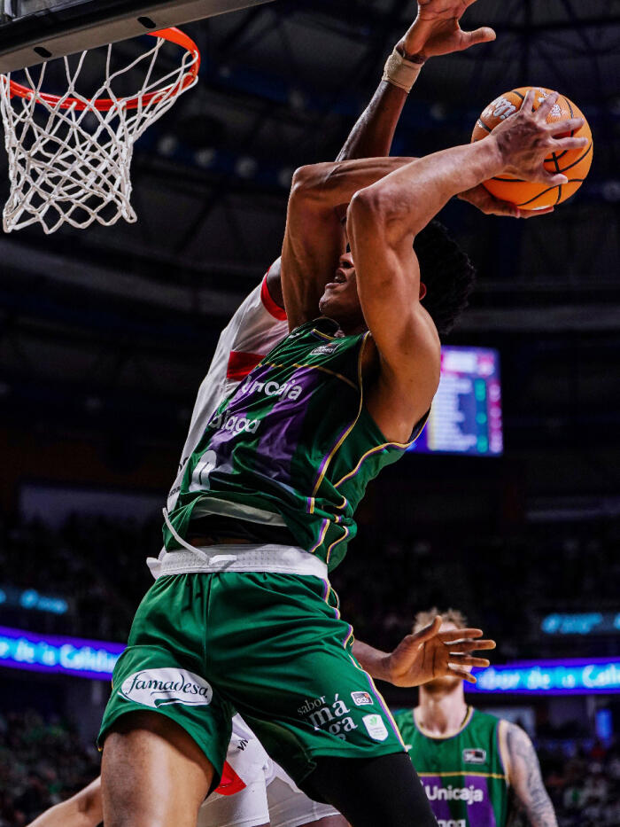 Tyson Pérez intenta anotar