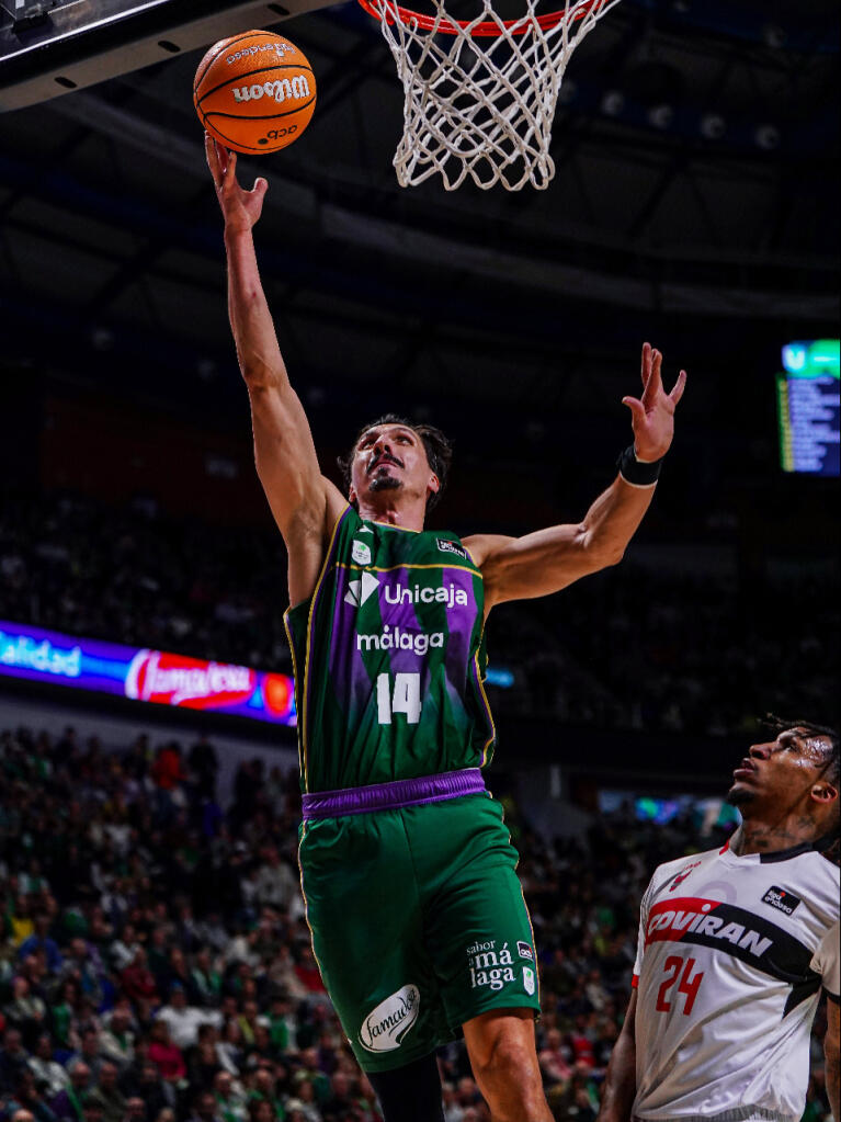 Nihad Djedovic anota una canasta