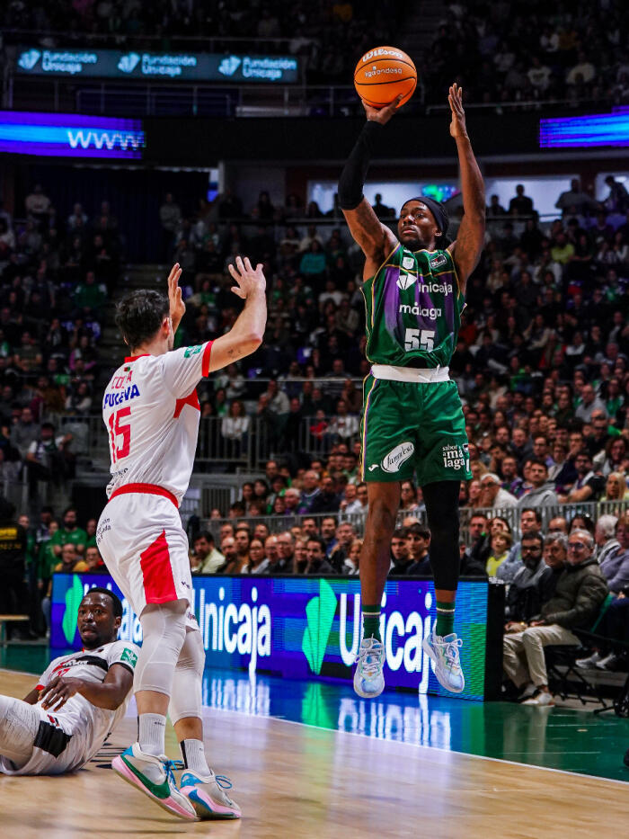 Kendrick Perry lanza de tres