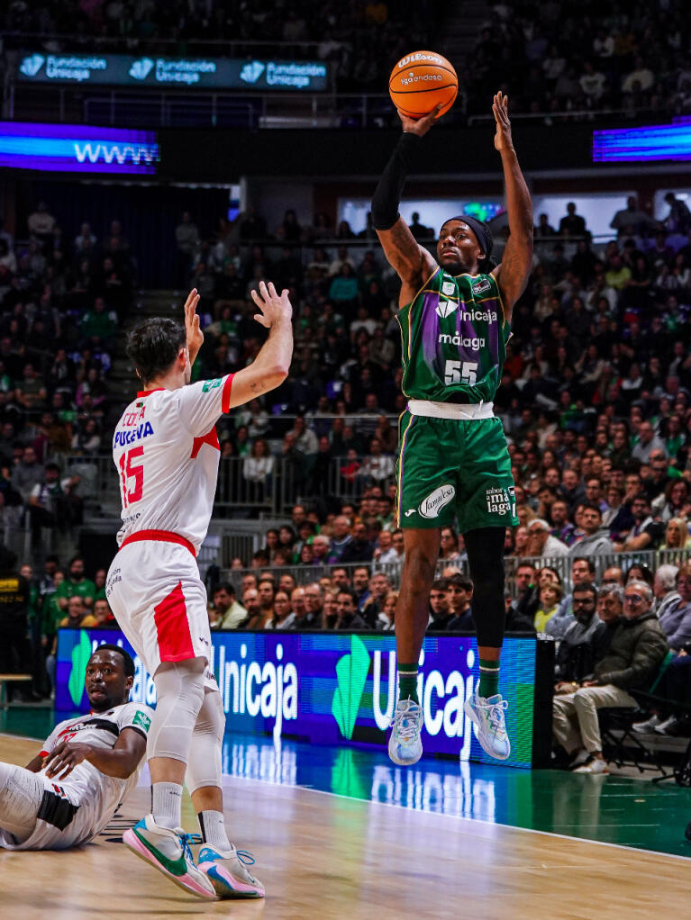 Kendrick Perry lanza de tres