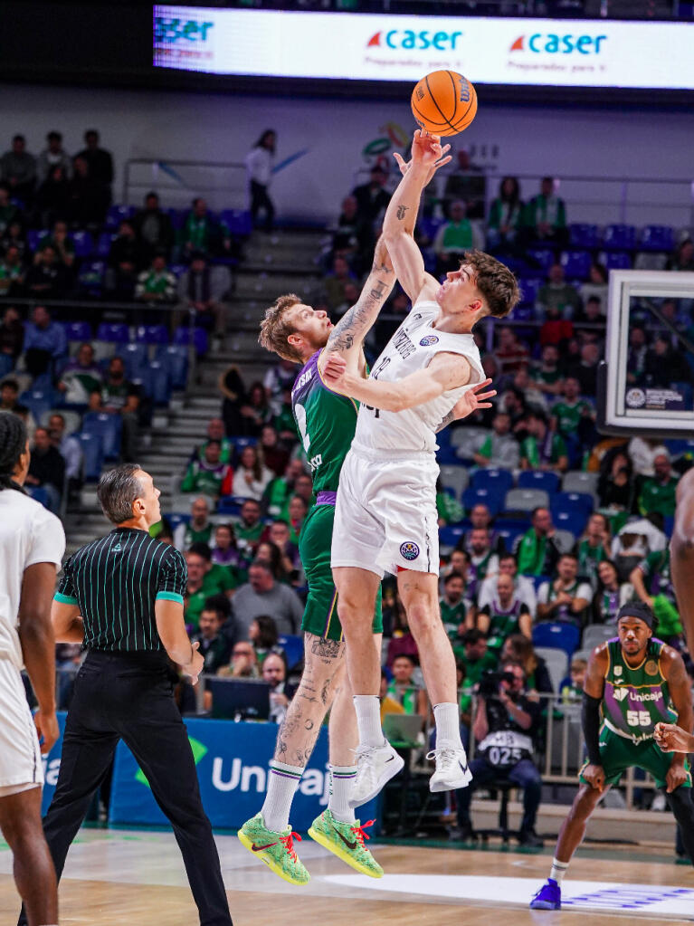 Olek Balcerowski realiza el salto inicial con Skladanowski