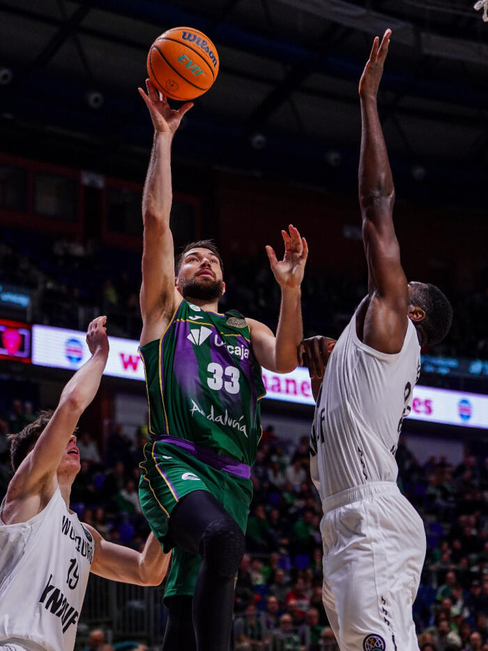 Killian Tillie lanza a canasta