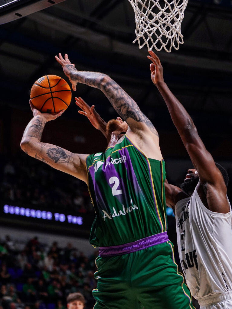 Olek Balcerowski intenta la canasta