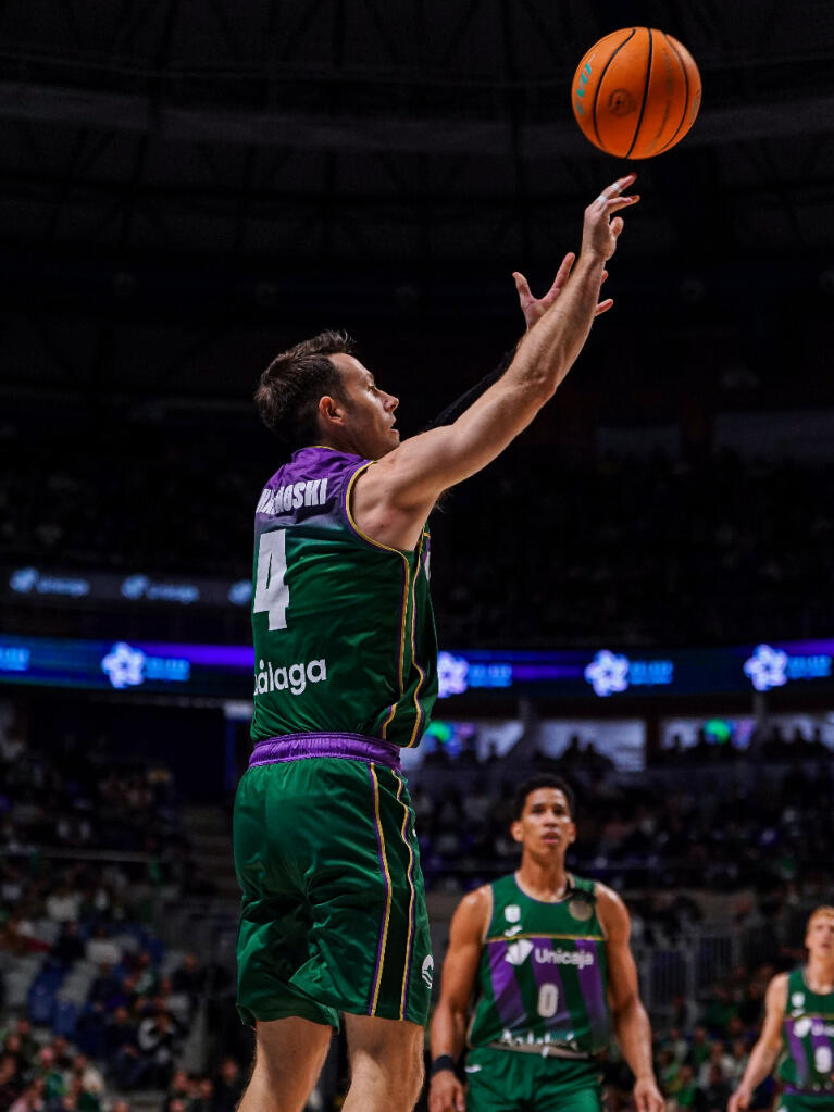 Tyler Kalinoski lanza a canasta