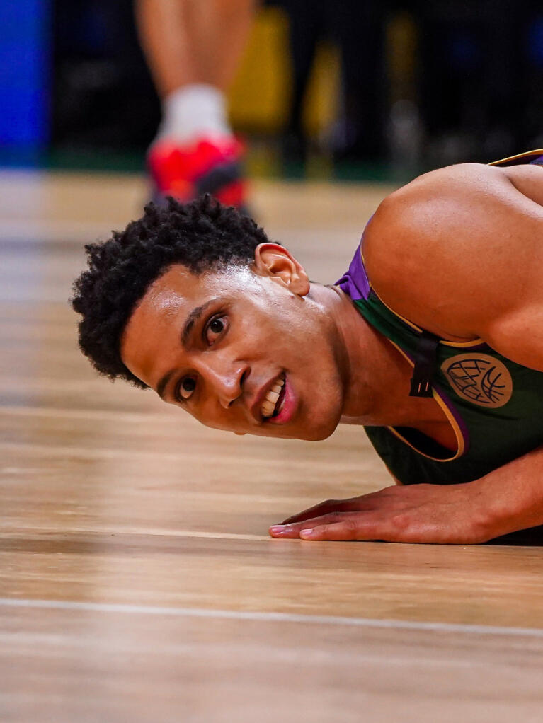 Tyson Pérez en el suelo