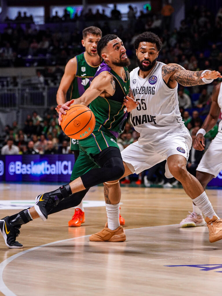 Chris Duarte intenta superar a Muenkat