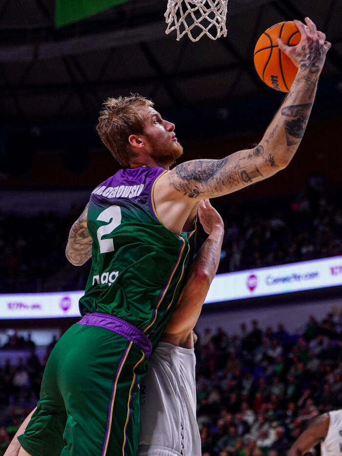 Olek Balcerowski intenta lanzar a canasta