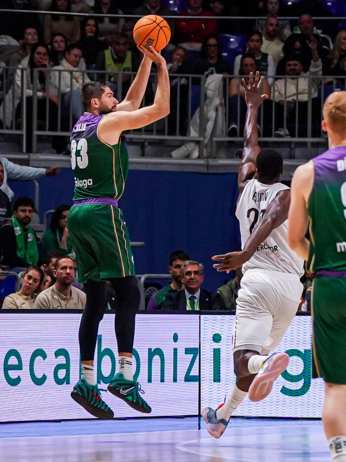 Killian Tillie lanza de tres