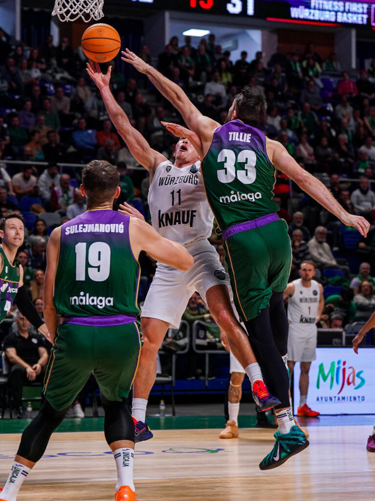 Killian Tillie intenta colocar otro tapón