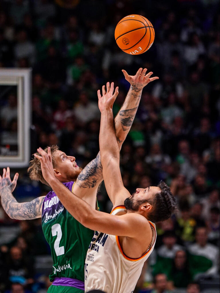 Salto inicial entre Olek Balcerowski y Emanuel Cate