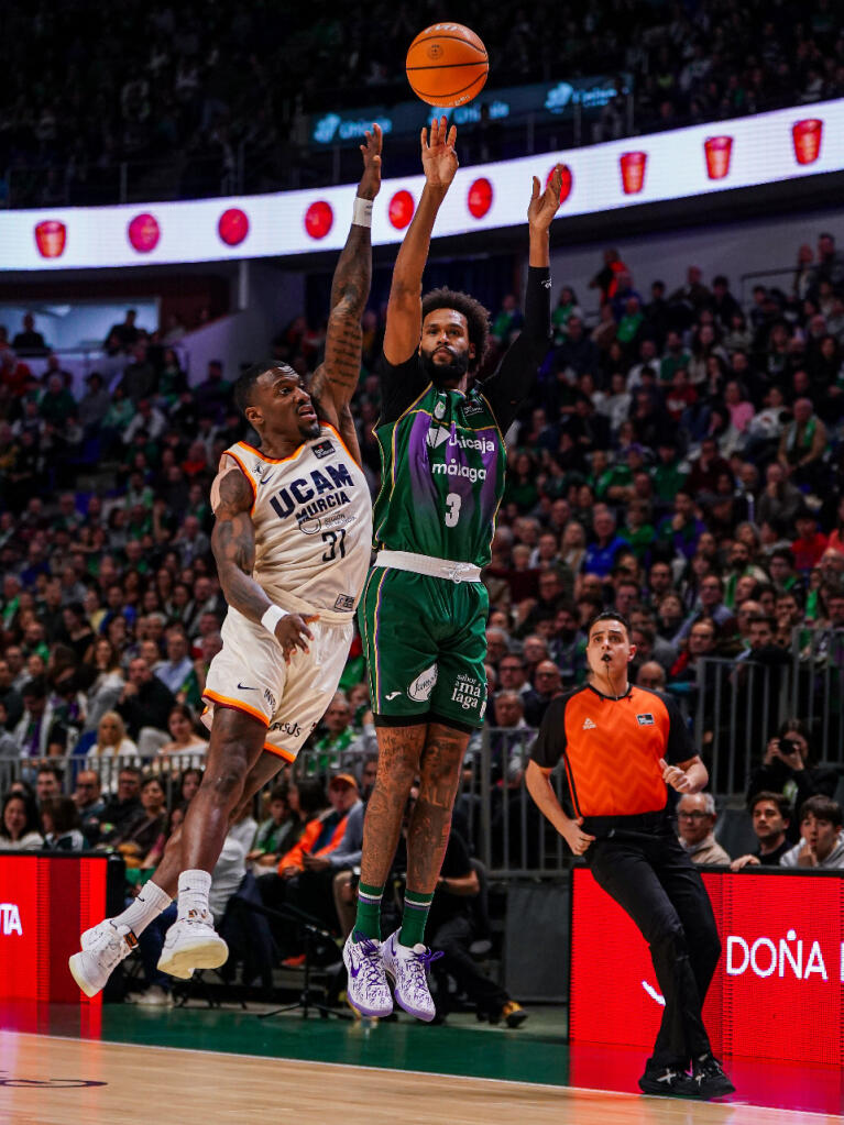 James Web III lanza de tres ante Dylan Ennis