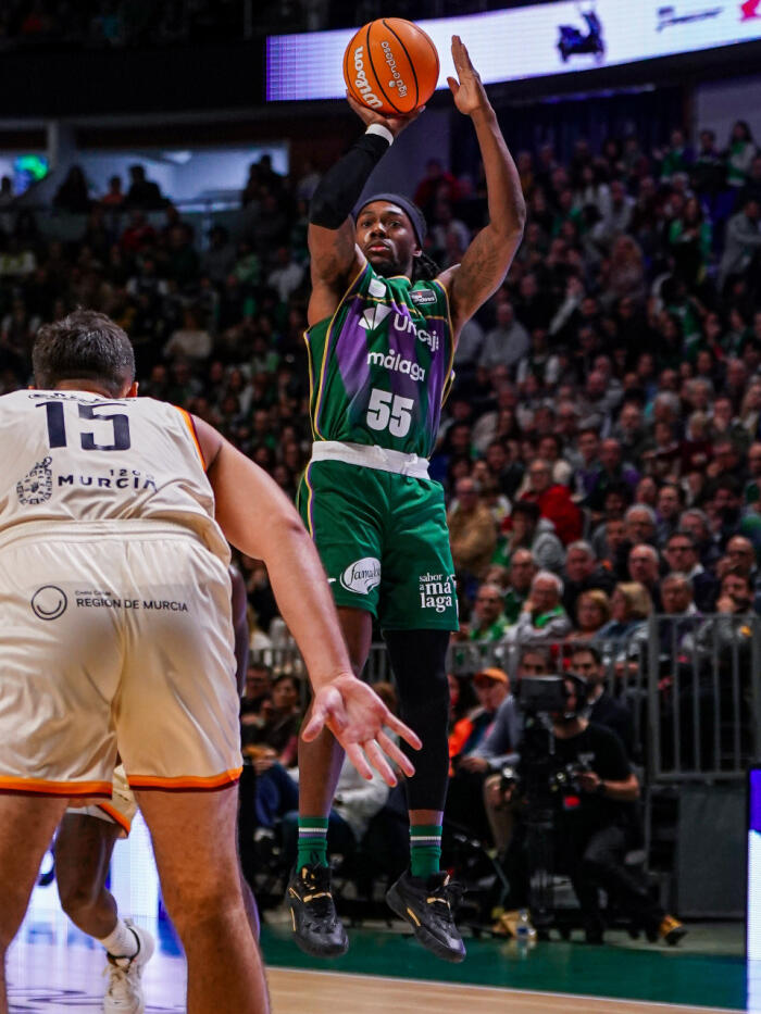 Kendrick Perry lanza a canasta