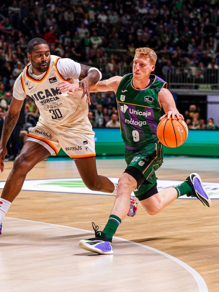 Alberto Díaz sube el balón ante Kelan Martin