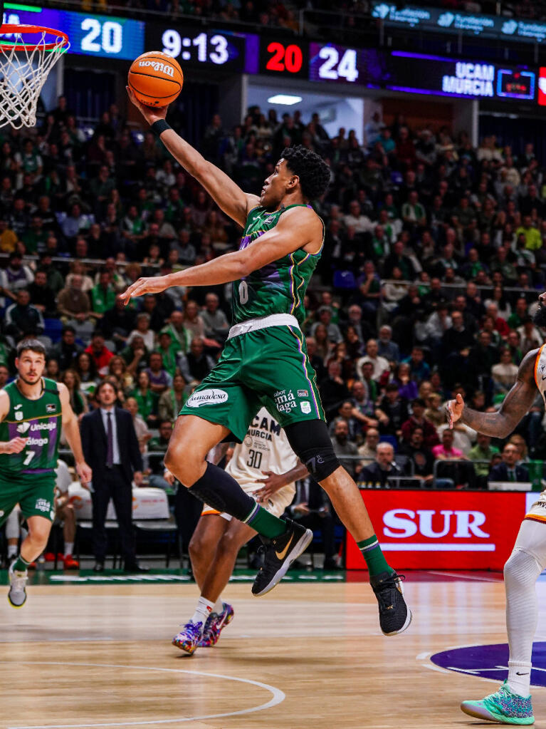 Tyson Pérez estira el brazo para anotar la canasta