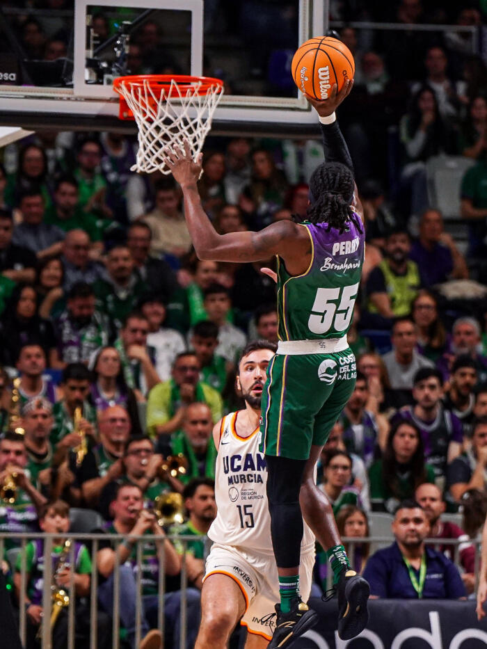 Kendrick Perry lanza a una mano