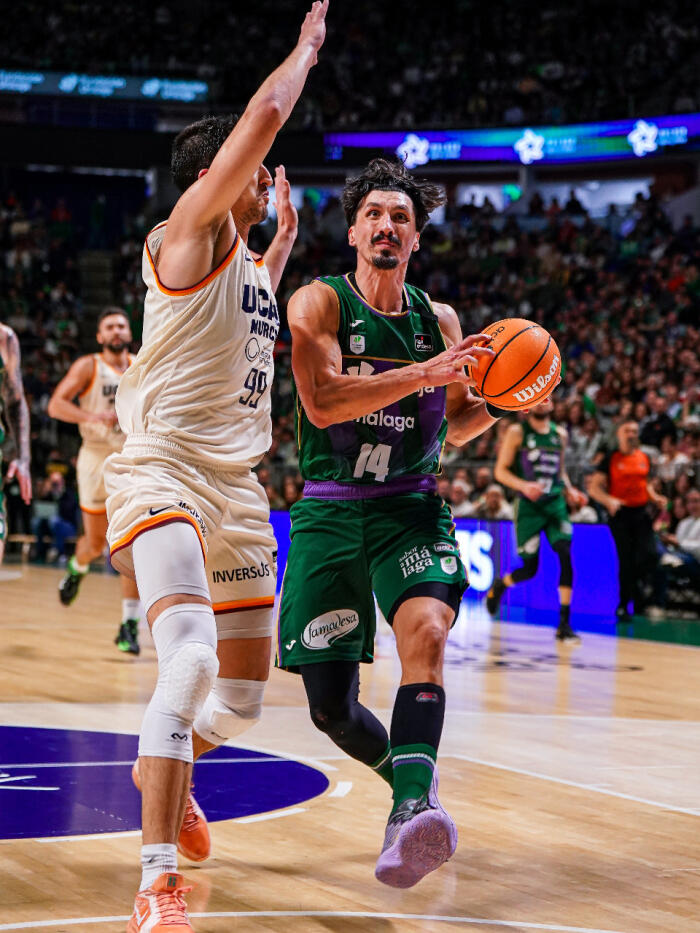 Nihad Djedovic intenta anotar ante Nakic