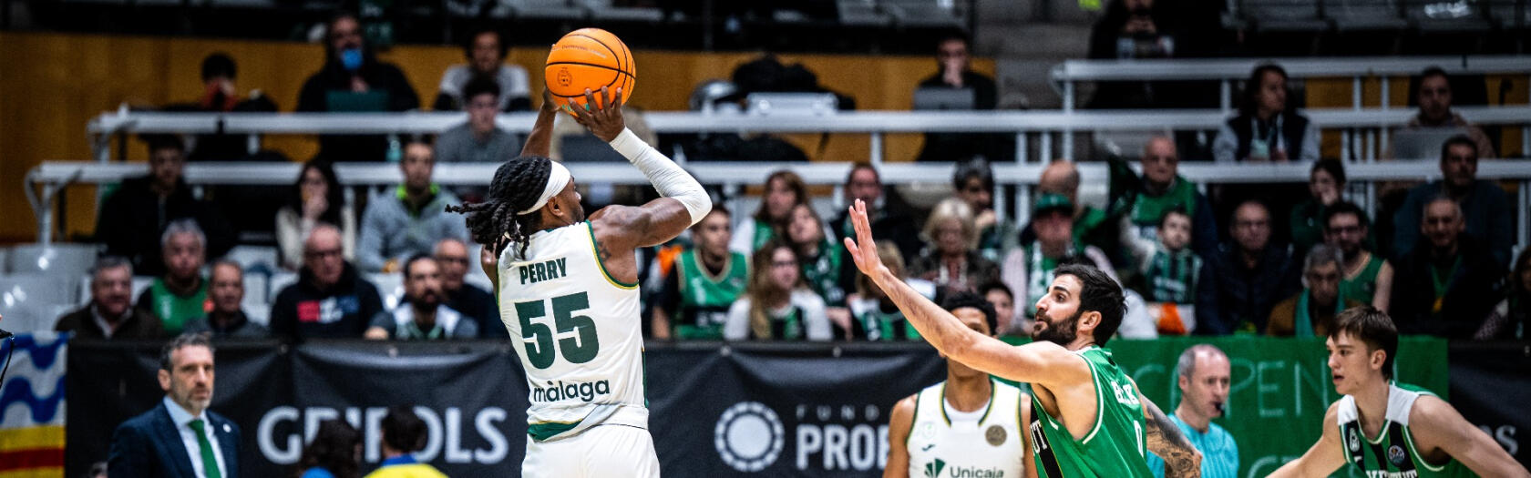 Kendrick Perry lanza ante Ricky Rubio.