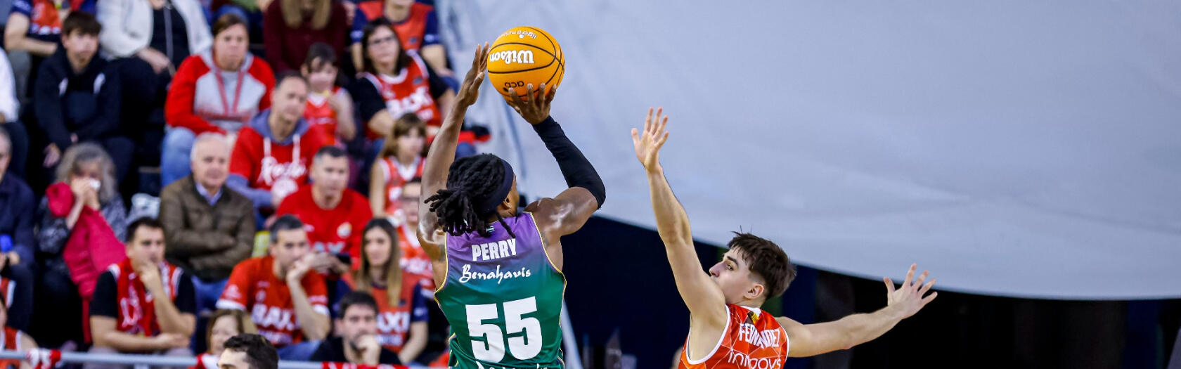 Kendrick Perry lanza un triple frente al BAXI Manresa.