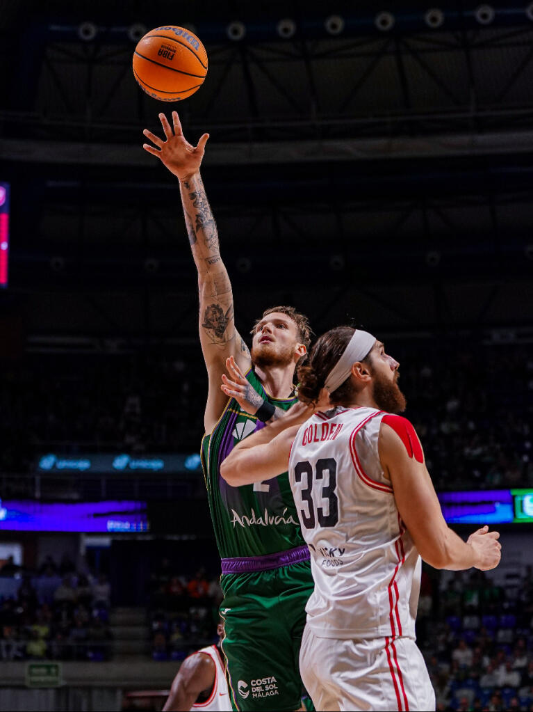 Olek Balcerowski lanza a canasta ante Grant Golden