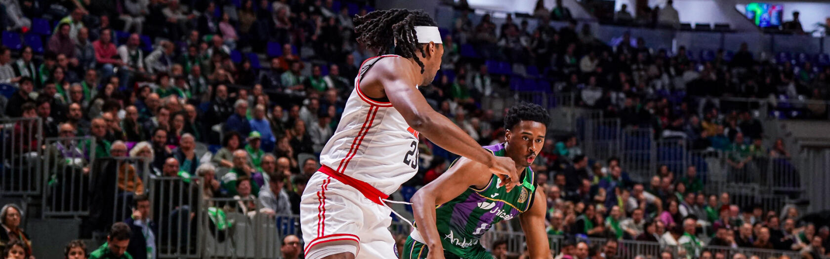 Chase Audige bota ante Mutts