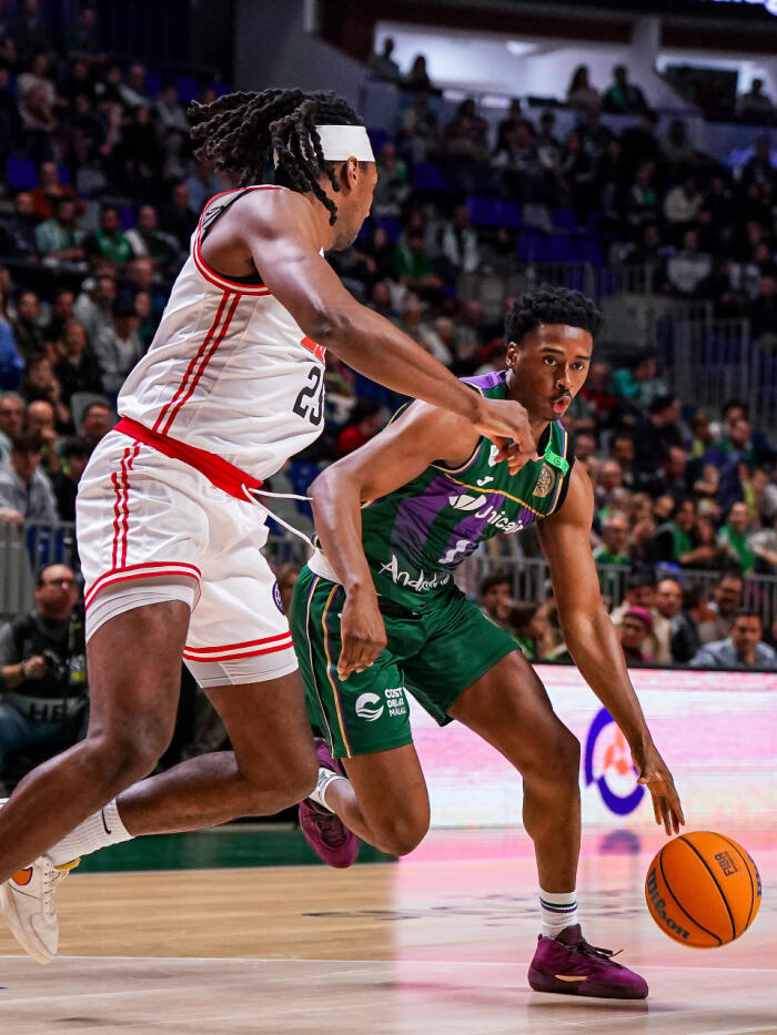 Chase Audige bota ante Mutts