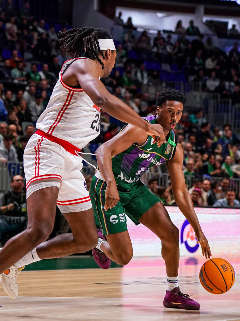 Chase Audige bota ante Mutts