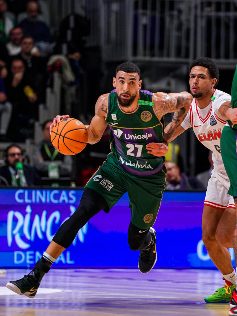 Chris Duarte se dispone a pasar el medio campo