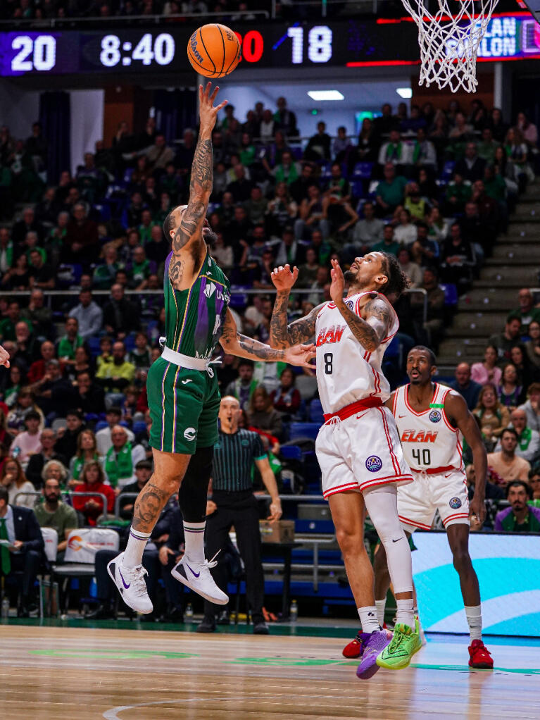 Justin Cobbs anota su primera canasta con el Unicaja