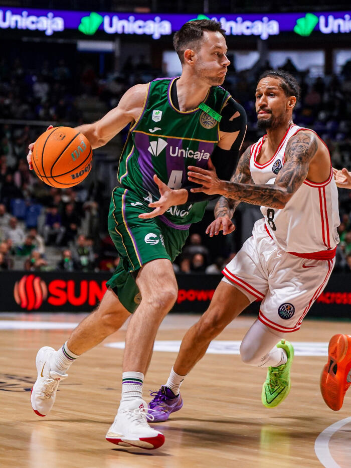 Tyler Kalinoski defendido por Jeremiah Hill