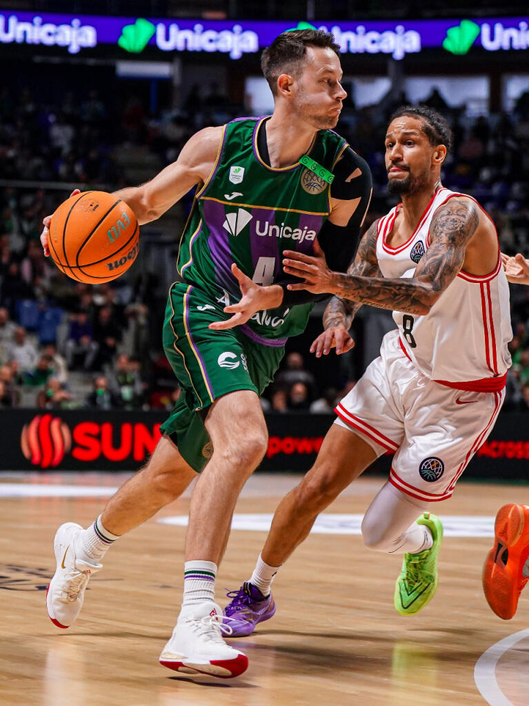 Tyler Kalinoski defendido por Jeremiah Hill