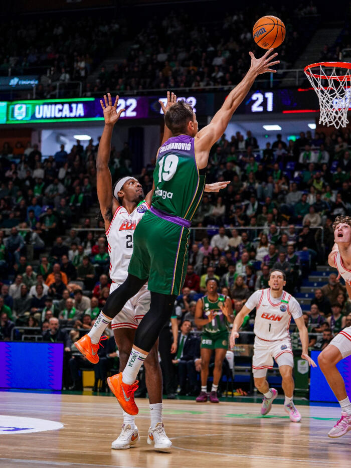 Emir Sulejmanovic anota una canasta