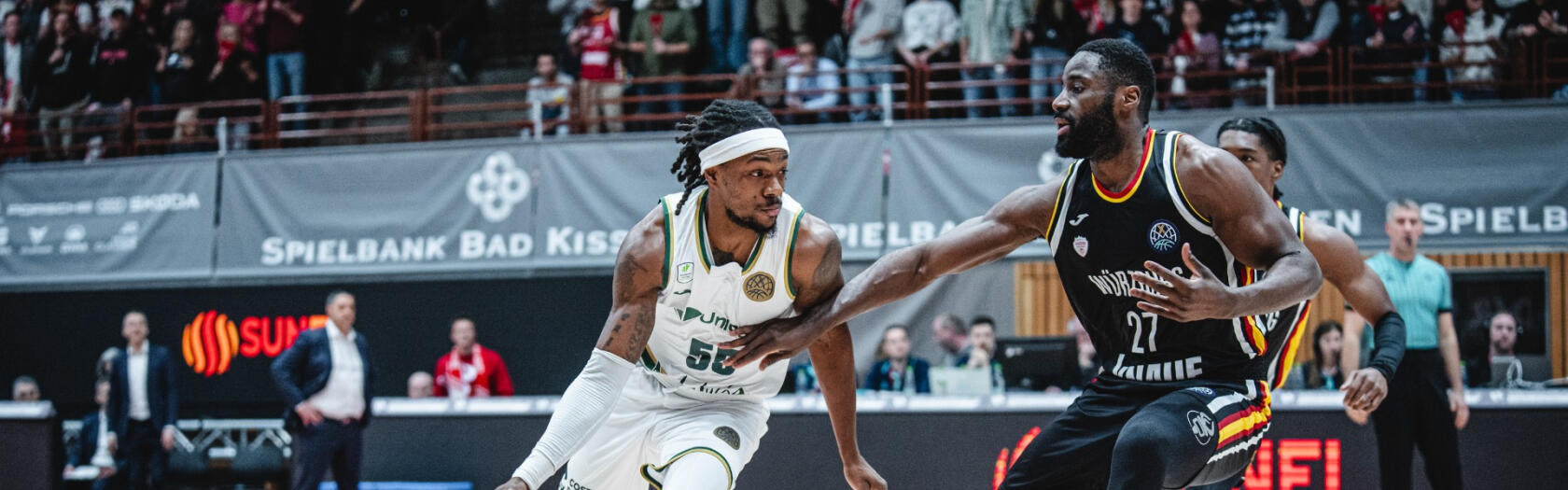 Kendrick Perry bota ante la defensa del Fitness First Würzburg.