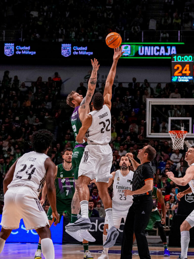 Salto inicial entre Edy Tavares y Olek Balcerowski