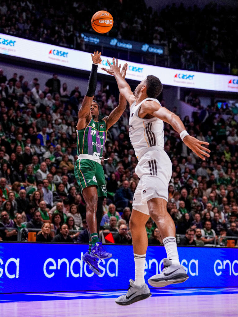 Kendrick Perry lanza ante Tavares