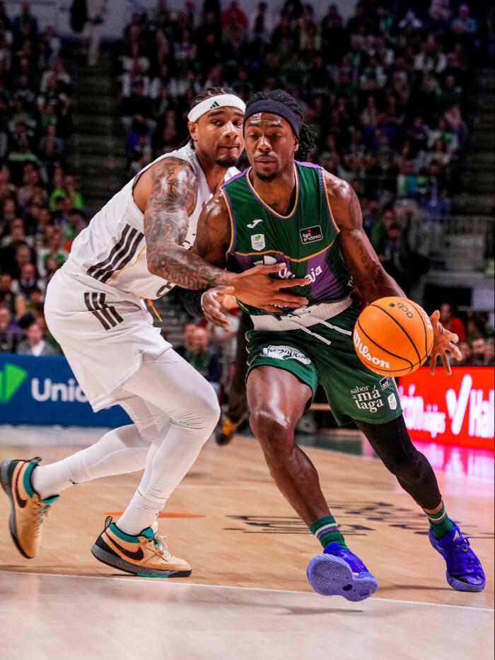 Kendrick Perry defendido por Okeke