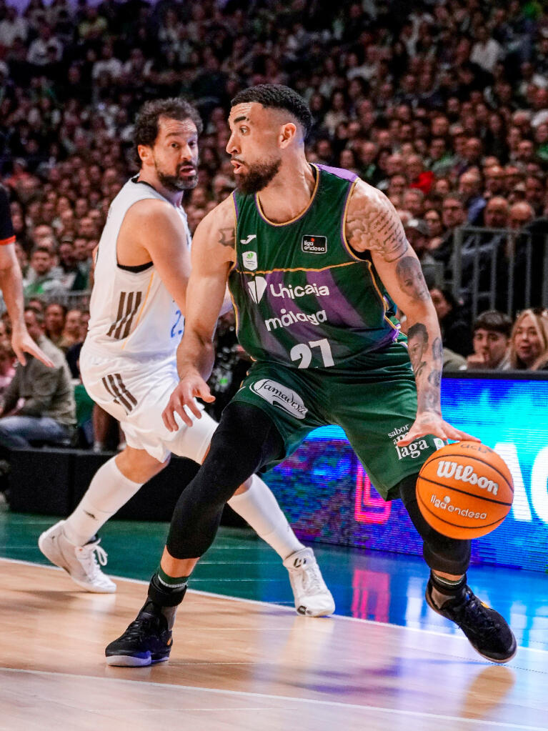 Chris Duarte bota ante la mirada de Sergio Llull
