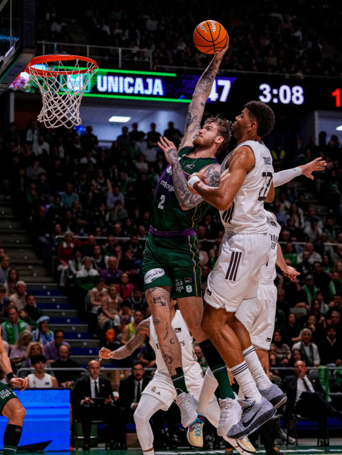 Olek Balcerowski se dispone a machacar ante Tavares