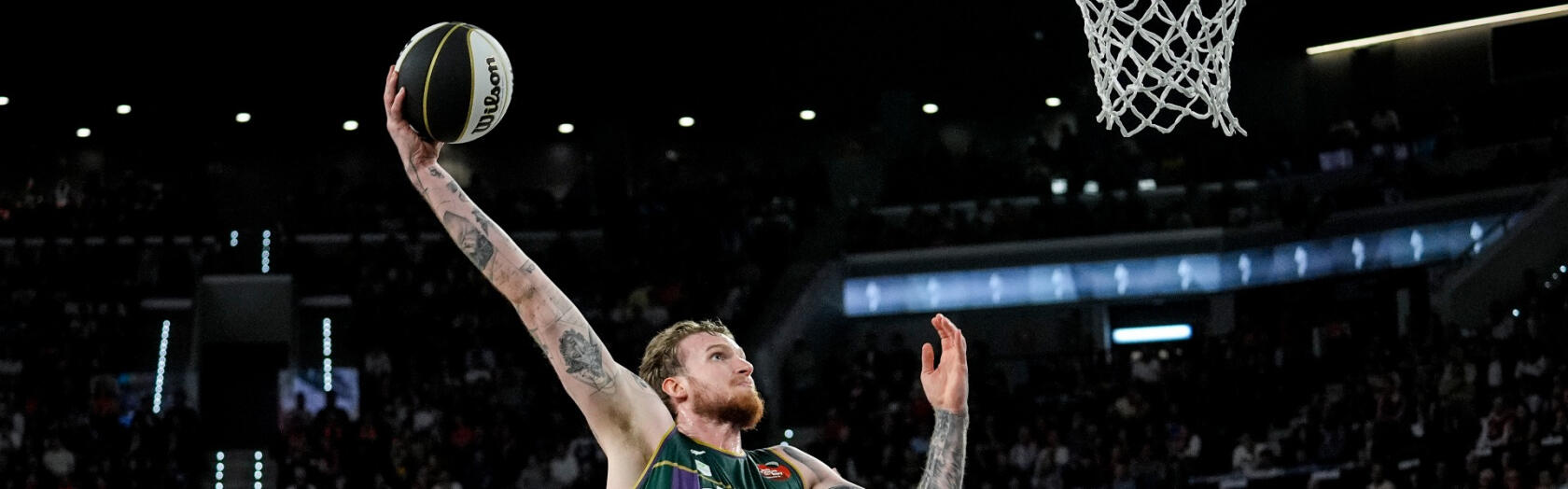 Olek Balcerowski se dispone a machacar ante Alex Len.