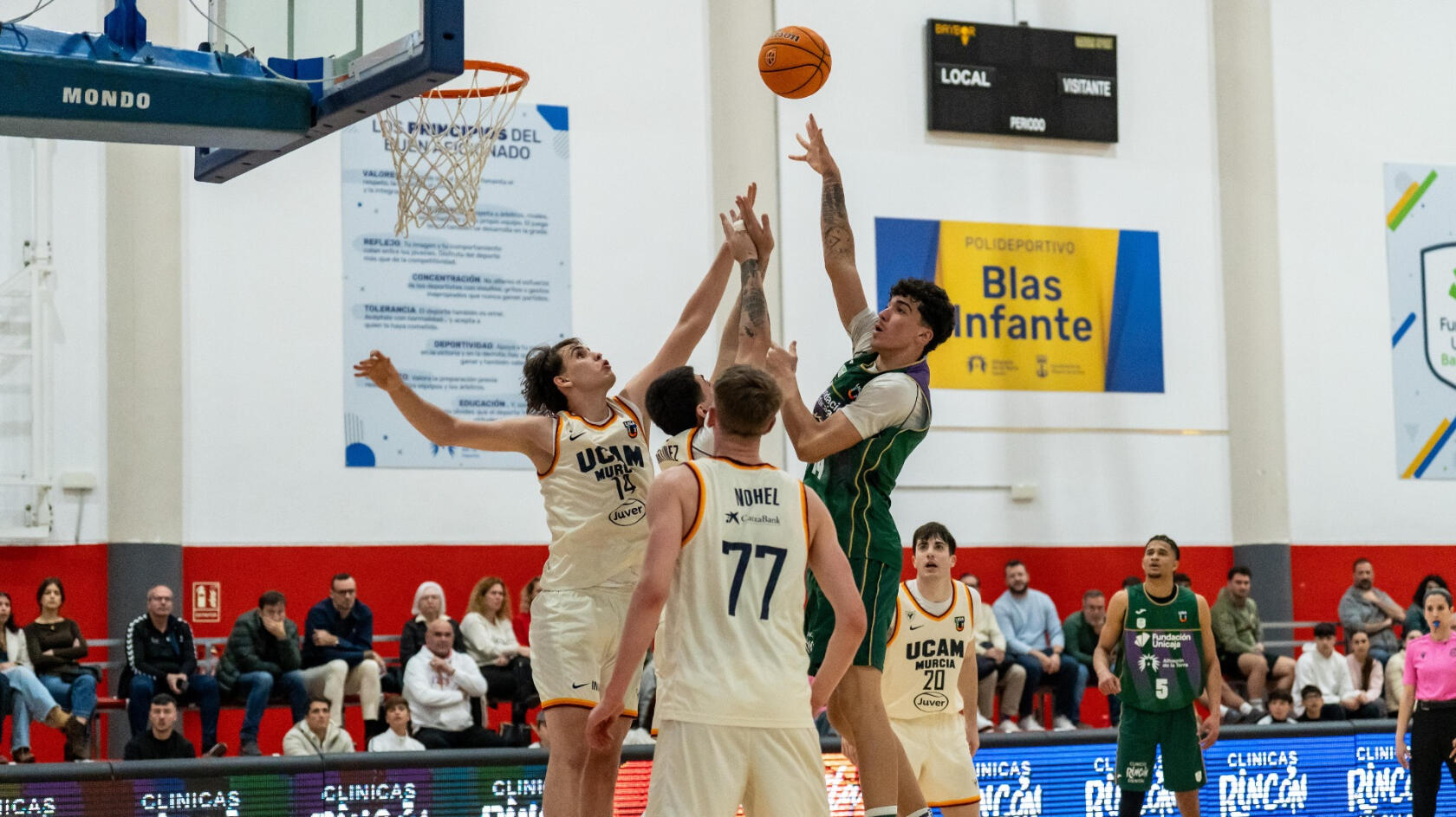 Wilmer Mej&iacute;a sends the crowd into a frenzy at Blas Infante (76-74)