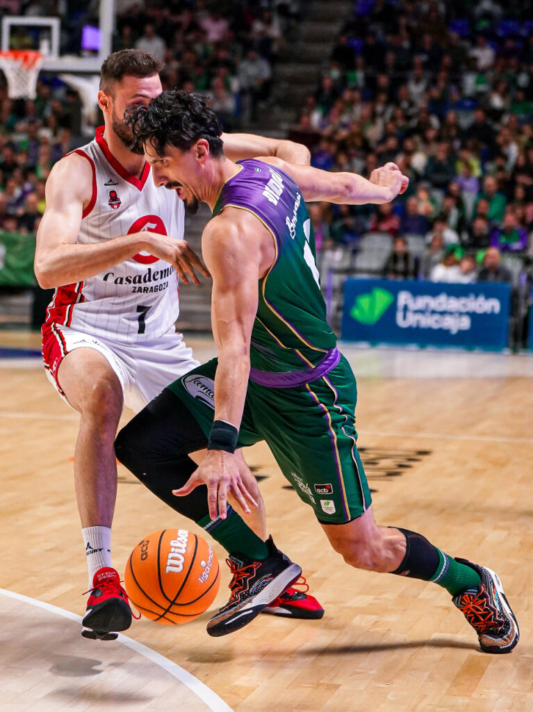 Nihad Djedovic intenta superar a Miguel González