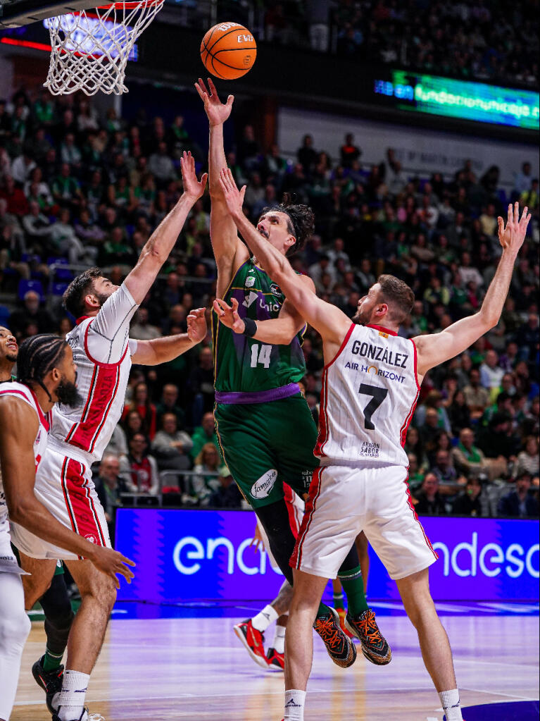 Nihad Djedovic anota una canasta